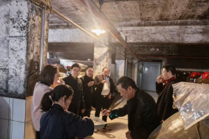 深圳华茂鼎盛实业集团董事长肖波一行莅临黄果树酒业参观交流